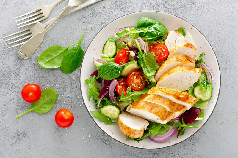 Sund salat med fokus på at holde en balance i din kalorieforbrænding og indtag.