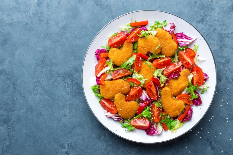 Kyckling nuggets med blandad sallad