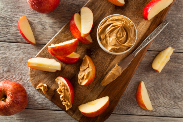 Æble med peanutbutter